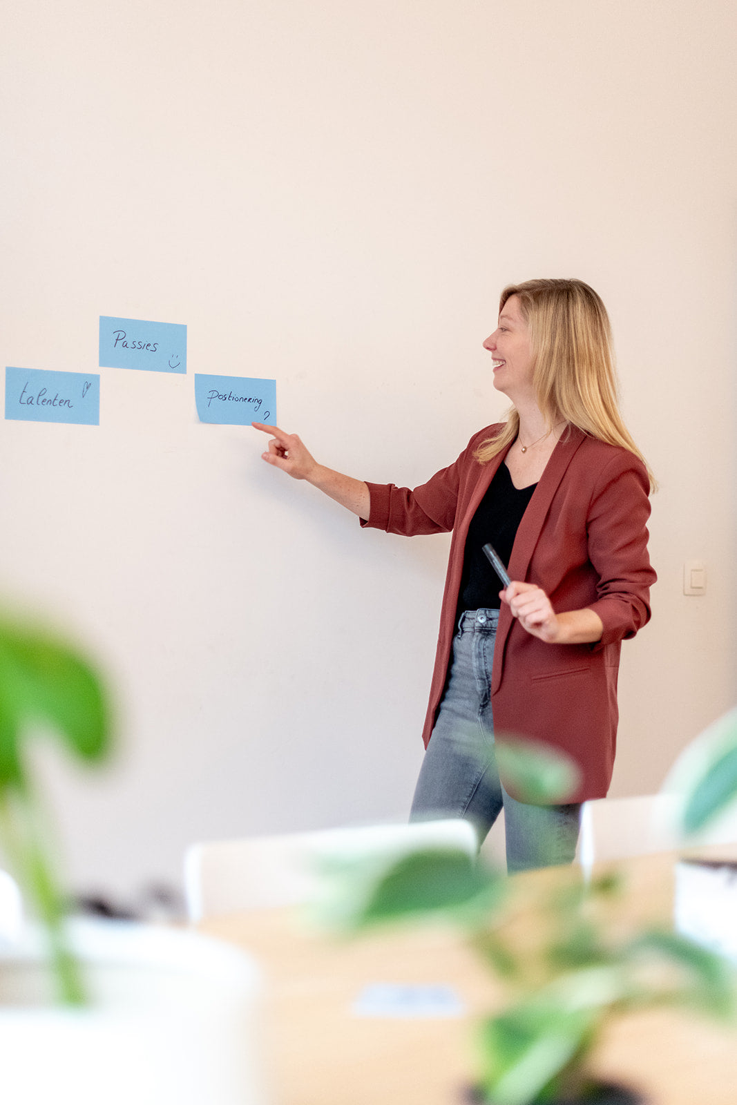 Je kan toch geen medewerker in loondienst én ook zelfstandig zijn?